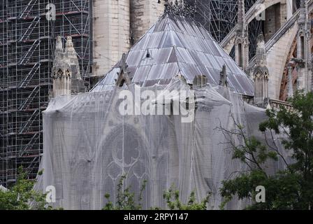 200609 -- PARIS, 9. Juni 2020 -- die Kathedrale Notre-Dame wird während der Demontage des Gerüsts in Paris, Frankreich, am 9. Juni 2020 gesehen. Die Arbeiter begannen am Montag offiziell mit der Entfernung und Demontage des brandbeschädigten Gerüsts auf der Kathedrale, das im letzten Jahr bei der Brandkatastrophe schwer beschädigt worden war. FRANCE-PARIS-NOTRE DAME-GERÜSTBAU-DEMONTAGE GAOXJING PUBLICATIONXNOTXINXCHN Stockfoto