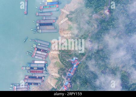 200609 -- YICHANG, 9. Juni 2020 -- auf diesem Luftbild ankern Schiffe an einem Ankerplatz, während sie darauf warten, die Schiffsschleuse des Three Gorges Dam in Yichang, der zentralchinesischen Provinz Hubei, am 9. Juni 2020 zu passieren. Der Wasserstand des Three Gorges-Stausees sank am Montagnachmittag zwei Tage vor dem geplanten Termin auf 144,99 Meter, um Platz für die Eindämmung von Wasser aus möglichen saisonalen Überschwemmungen zu schaffen. Foto von /Xinhua CHINA-HUBEI-YICHANG-THREE GORGES CN ZhengxJiayu PUBLICATIONxNOTxINxCHN Stockfoto