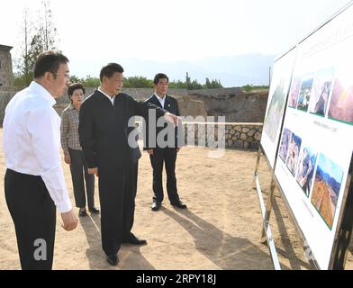 200609 -- YINCHUAN, 9. Juni 2020 -- der chinesische Präsident Xi Jinping, ebenfalls Generalsekretär des Zentralkomitees der Kommunistischen Partei Chinas und Vorsitzender der Zentralen Militärkommission, besucht einen Weinberg in der Nähe des Helan-Gebirges, um mehr über die Bemühungen zur Stärkung der ökologischen Erhaltung der Berge zu erfahren. in der Autonomen Region Ningxia Hui im Nordwesten Chinas, 9. Juni 2020. XI inspizierte am Dienstag die Stadt Yinchuan während seiner Reise nach Ningxia. CHINA-NINGXIA-YINCHUAN-XI JINPING-INSPECTION CN XIEXHUANCHI PUBLICATIONXNOTXINXCHN Stockfoto