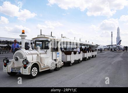 200610 -- PARIS, 10. Juni 2020 -- Foto zeigt Besucher der 53. Internationalen Pariser Flugschau am Flughafen Le Bourget in der Nähe von Paris, Frankreich, 17. Juni 2019. Der französische Wirtschafts- und Finanzminister Bruno Le Maire kündigte am Dienstag einen Plan zur Unterstützung der Luft- und Raumfahrtindustrie des Landes in Höhe von 15 Milliarden Euro in Höhe von 16,9 Milliarden US-Dollar an, der durch den Zusammenbruch der Flugreisenachfrage infolge der Coronavirus-Krise verwüstet wurde. FRANCE-AEROSPACE INDUSTRY-SUPPORT PLAN GaoxJing PUBLICATIONxNOTxINxCHN Stockfoto