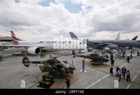 200610 -- PARIS, 10. Juni 2020 -- Foto zeigt Besucher der 53. Internationalen Pariser Flugschau am Flughafen Le Bourget in der Nähe von Paris, Frankreich, 20. Juni 2019. Der französische Wirtschafts- und Finanzminister Bruno Le Maire kündigte am Dienstag einen Plan zur Unterstützung der Luft- und Raumfahrtindustrie des Landes in Höhe von 15 Milliarden Euro in Höhe von 16,9 Milliarden US-Dollar an, der durch den Zusammenbruch der Flugreisenachfrage infolge der Coronavirus-Krise verwüstet wurde. FRANCE-AEROSPACE INDUSTRY-SUPPORT PLAN GaoxJing PUBLICATIONxNOTxINxCHN Stockfoto