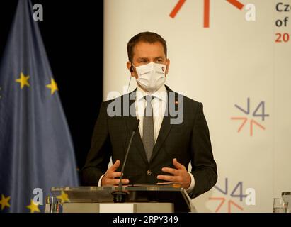 200611 -- LEDNICE TSCHECHISCHE REPUBLIK, 11. Juni 2020 Xinhua -- der slowakische Premierminister Igor Matovic spricht auf einer gemeinsamen Pressekonferenz in Lednice, Tschechische REPUBLIK, 11. Juni 2020. Der Ministerpräsident der Visegrad-Gruppe V4, bestehend aus der Tschechischen Republik, Polen, Ungarn und der Slowakei, forderte am Donnerstag eine gerechte Verteilung des EU-Rückforderungsfonds. Foto: Dana Kesnerova/Xinhua CZECH REPUBLIC-LEDNICE-V4-PM-MEETING-EU PUBLICATIONxNOTxINxCHN Stockfoto