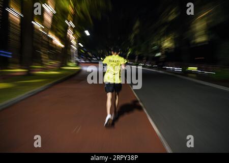 200612 -- HAIKOU, 12. Juni 2020 -- Ein Mann läuft im Wanlu Park in Haikou, südchinesische Provinz Hainan, 19. Mai 2020. Nachtrollrennen ist zu einem beliebten Sport unter den Bürgern in Haikou geworden. SPCHINA-HAIKOU-LIFESTYLE-NIGHT RUN PuxXiaoxu PUBLICATIONxNOTxINxCHN Stockfoto