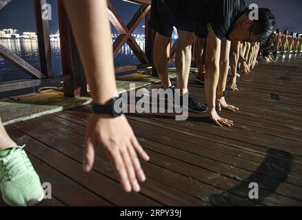 200612 -- HAIKOU, 12. Juni 2020 -- Mitglieder einer Laufgruppe streuen sich nach ihrem nächtlichen Lauf im Wanlu Park in Haikou, südchinesische Provinz Hainan, 28. Mai 2020. Nachtrollrennen ist zu einem beliebten Sport unter den Bürgern in Haikou geworden. SPCHINA-HAIKOU-LIFESTYLE-NIGHT RUN PuxXiaoxu PUBLICATIONxNOTxINxCHN Stockfoto