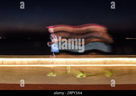 200612 -- HAIKOU, 12. Juni 2020 -- Ein Mann läuft abends am Meer in Haikou, Südchinas Provinz Hainan, 15. Mai 2020. Nachtrollrennen ist zu einem beliebten Sport unter den Bürgern in Haikou geworden. SPCHINA-HAIKOU-LIFESTYLE-NIGHT RUN PuxXiaoxu PUBLICATIONxNOTxINxCHN Stockfoto