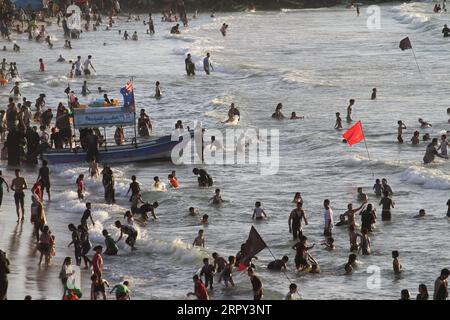 200612 -- GAZA, 12. Juni 2020 Xinhua -- Palästinenser genießen ihre Zeit während des Sonnenuntergangs am Meer in Gaza City, am 12. Juni 2020. Foto: Rizek Abdeljawad/Xinhua MIDEAST-GAZA CITY-SEASIDE PUBLICATIONxNOTxINxCHN Stockfoto