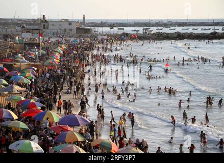 200612 -- GAZA, 12. Juni 2020 Xinhua -- Palästinenser genießen ihre Zeit während des Sonnenuntergangs am Meer in Gaza City, am 12. Juni 2020. Foto: Rizek Abdeljawad/Xinhua MIDEAST-GAZA CITY-SEASIDE PUBLICATIONxNOTxINxCHN Stockfoto