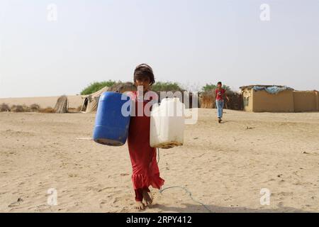 200613 -- PEKING, 13. Juni 2020 -- Ein Mädchen trägt leere Container, um Wasser im Bezirk Midi der Provinz Hajjah, Jemen, am 12. Juni 2020 zu holen. Im Jemen herrscht eine schwere Wasserkrise. Foto von /Xinhua XINHUA FOTOS DES TAGES MohammedxALwafi PUBLICATIONxNOTxINxCHN Stockfoto