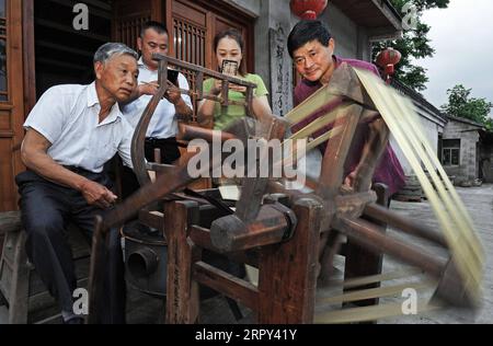 200613 -- HUZHOU, 13. Juni 2020 -- Wang Yishi 1st R beobachtet die Seidentechnik des Erben Gu Mingqi 1st L in seinem JILI Seidenmuseum in der Stadt Huzhou, ostchinesische Provinz Zhejiang, 11. Juni 2020. JILI-Seide, hergestellt im JILI-Dorf Huzhou, ist berühmt für seine hohe Qualität. Es wurde als Material für die Herstellung von Seilen für chinesische Kaiser seit der Mitte der Ming-Dynastie 1368–1644 bestimmt. 2011 wurde die Herstellung der Seide als eines der nationalen immateriellen Kulturerbestätten aufgeführt. Es ist weltweit bekannt seit 1851, als JILI Silk den ersten Goldpreis für China gewann Stockfoto