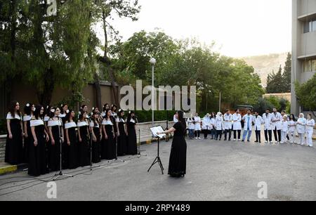 200613 -- DAMASKUS, 13. Juni 2020 -- der Gardenia-Chor singt am 8. Juni 2020 für medizinische Fachkräfte in einem Krankenhaus in Damaskus, Syrien. Da die COVID-19-Krise weltweit enorme psychologische Schäden verursacht, beschloss ein syrischer Chor, fröhliche Rhythmen für die Ärzte des Landes zu singen, die alles tun, um alle vor dem tödlichen Virus zu schützen. Foto von /Xinhua TO GO WITH Feature: Syrischer Chor singt fröhliche Rhythmen für Ärzte, da COVID-19-Krise psychologische Verwüstung verursacht SYRIEN-DAMASKUS-CHOR-COVID-19-MEDIZINISCHE ARBEITER AmmarxSafarjalani PUBLICATIONxNOTxINxCHN Stockfoto