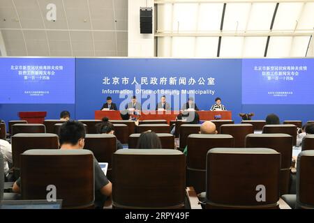 200613 -- PEKING, 13. Juni 2020 -- Eine Pressekonferenz wird vom Informationsbüro der Pekinger Gemeinde in Peking, der Hauptstadt Chinas, am 13. Juni 2020 abgehalten. Xinhua Schlagzeilen: Peking verschärft die Kontrollmaßnahmen, als neue COVID-19-Fälle XiaxKe PUBLICATIONxNOTxINxCHN berichteten Stockfoto