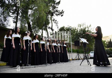 200613 -- DAMASKUS, 13. Juni 2020 -- der Gardenia-Chor singt am 8. Juni 2020 für medizinische Fachkräfte in einem Krankenhaus in Damaskus, Syrien. Da die COVID-19-Krise weltweit enorme psychologische Schäden verursacht, beschloss ein syrischer Chor, fröhliche Rhythmen für die Ärzte des Landes zu singen, die alles tun, um alle vor dem tödlichen Virus zu schützen. Foto von /Xinhua TO GO WITH Feature: Syrischer Chor singt fröhliche Rhythmen für Ärzte, da COVID-19-Krise psychologische Verwüstung verursacht SYRIEN-DAMASKUS-CHOR-COVID-19-MEDIZINISCHE ARBEITER AmmarxSafarjalani PUBLICATIONxNOTxINxCHN Stockfoto