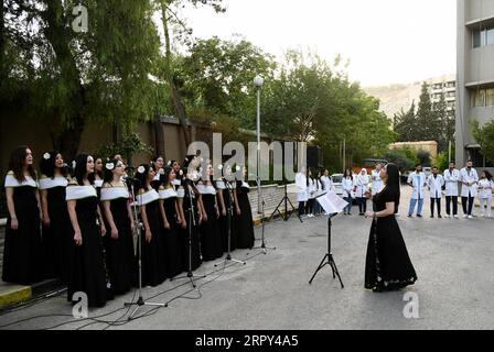 200613 -- DAMASKUS, 13. Juni 2020 -- der Gardenia-Chor singt am 8. Juni 2020 für medizinische Fachkräfte in einem Krankenhaus in Damaskus, Syrien. Da die COVID-19-Krise weltweit enorme psychologische Schäden verursacht, beschloss ein syrischer Chor, fröhliche Rhythmen für die Ärzte des Landes zu singen, die alles tun, um alle vor dem tödlichen Virus zu schützen. Foto von /Xinhua TO GO WITH Feature: Syrischer Chor singt fröhliche Rhythmen für Ärzte, da COVID-19-Krise psychologische Verwüstung verursacht SYRIEN-DAMASKUS-CHOR-COVID-19-MEDIZINISCHE ARBEITER AmmarxSafarjalani PUBLICATIONxNOTxINxCHN Stockfoto