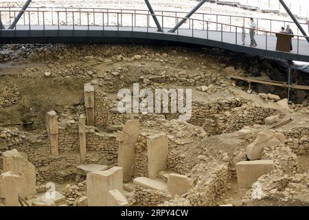 200613 -- SANLIURFA TÜRKEI, 13. Juni 2020 -- Menschen besuchen die archäologische Stätte Gobekli Tepe in der Provinz Sanliurfa im Südosten der Türkei am 13. Juni 2020. Gobekli Tepe, das 2018 in die UNESCO-Liste des Weltkulturerbes aufgenommen wurde, ist zu einem der besten kulturellen Reiseziele in der Türkei geworden. Gobekli Tepe, was auf Türkisch Potbelly Hill bedeutet, gilt als die Bodennullstelle der Menschheitsgeschichte und ist die älteste bekannte megalithische Struktur der Welt in Obermesopotamien. Die Stätte, die auf etwa 12.000 Jahre zurückgeht, gilt als der älteste Tempel der Welt. Es ist auch eine der ältesten archäologischen Ruinen der Welt, mit Stockfoto