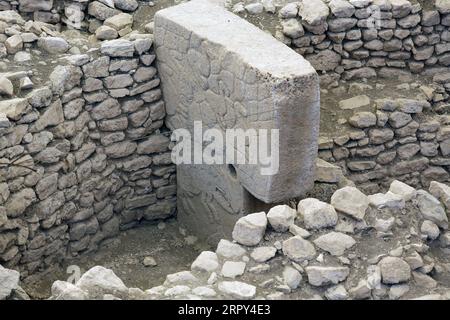 200613 -- SANLIURFA TÜRKEI, 13. Juni 2020 -- Foto aufgenommen am 13. Juni 2020 zeigt einen Teil der archäologischen Stätte Gobekli Tepe in der Provinz Sanliurfa im Südosten der Türkei. Gobekli Tepe, das 2018 in die UNESCO-Liste des Weltkulturerbes aufgenommen wurde, ist zu einem der besten kulturellen Reiseziele in der Türkei geworden. Gobekli Tepe, was auf Türkisch Potbelly Hill bedeutet, gilt als die Bodennullstelle der Menschheitsgeschichte und ist die älteste bekannte megalithische Struktur der Welt in Obermesopotamien. Die Stätte, die auf etwa 12.000 Jahre zurückgeht, gilt als der älteste Tempel der Welt. Sie gehört auch zu den ältesten archäologischen Ruinen der Welt Stockfoto