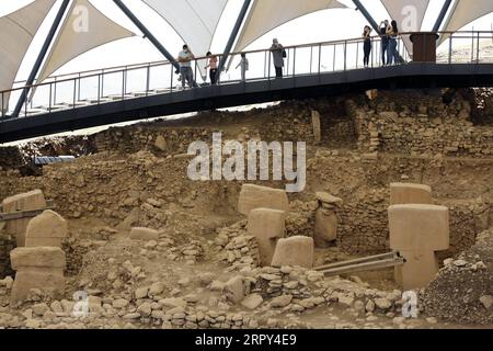 200613 -- SANLIURFA TÜRKEI, 13. Juni 2020 -- Menschen besuchen die archäologische Stätte Gobekli Tepe in der Provinz Sanliurfa im Südosten der Türkei am 13. Juni 2020. Gobekli Tepe, das 2018 in die UNESCO-Liste des Weltkulturerbes aufgenommen wurde, ist zu einem der besten kulturellen Reiseziele in der Türkei geworden. Gobekli Tepe, was auf Türkisch Potbelly Hill bedeutet, gilt als die Bodennullstelle der Menschheitsgeschichte und ist die älteste bekannte megalithische Struktur der Welt in Obermesopotamien. Die Stätte, die auf etwa 12.000 Jahre zurückgeht, gilt als der älteste Tempel der Welt. Es ist auch eine der ältesten archäologischen Ruinen der Welt, mit Stockfoto