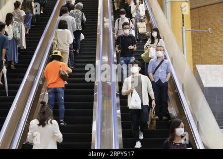 200614 -- TOKIO, 14. Juni 2020 -- Menschen, die Gesichtsmasken tragen, nehmen Rolltreppen in Tokio, Japan, 14. Juni 2020. Die Metropolregierung von Tokio bestätigte am Sonntag 47 neue Fälle von COVID-19-Infektionen, nur wenige Tage nachdem der Gouverneur von Tokio, Yuriko Koike, Tokio wegen der Pandemie aufhob, um allen Unternehmen die Wiederaufnahme zu ermöglichen. JAPAN-TOKIO-COVID-19-FÄLLE DuxXiaoyi PUBLICATIONxNOTxINxCHN Stockfoto