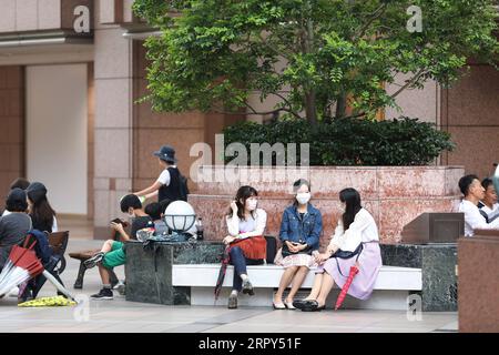 200614 -- TOKIO, 14. Juni 2020 -- Menschen, die Gesichtsmasken tragen, werden auf einem Platz in Tokio, Japan, 14. Juni 2020 gesehen. Die Metropolregierung von Tokio bestätigte am Sonntag 47 neue Fälle von COVID-19-Infektionen, nur wenige Tage nachdem der Gouverneur von Tokio, Yuriko Koike, Tokio wegen der Pandemie aufhob, um allen Unternehmen die Wiederaufnahme zu ermöglichen. JAPAN-TOKIO-COVID-19-FÄLLE DuxXiaoyi PUBLICATIONxNOTxINxCHN Stockfoto