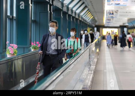 200614 -- TOKIO, 14. Juni 2020 -- Menschen, die Gesichtsmasken tragen, benutzen einen Autowalk in Tokio, Japan, 14. Juni 2020. Die Metropolregierung von Tokio bestätigte am Sonntag 47 neue Fälle von COVID-19-Infektionen, nur wenige Tage nachdem der Gouverneur von Tokio, Yuriko Koike, Tokio wegen der Pandemie aufhob, um allen Unternehmen die Wiederaufnahme zu ermöglichen. JAPAN-TOKIO-COVID-19-FÄLLE DuxXiaoyi PUBLICATIONxNOTxINxCHN Stockfoto