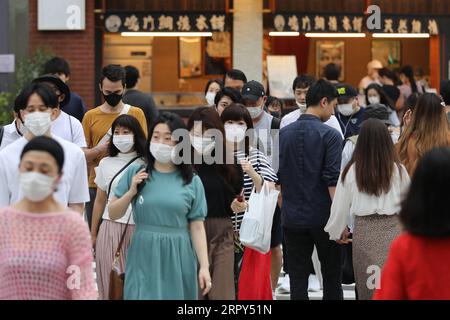 200614 -- TOKIO, 14. Juni 2020 -- Menschen mit Gesichtsmasken gehen in einer Straße in Tokio, Japan, 14. Juni 2020. Die Metropolregierung von Tokio bestätigte am Sonntag 47 neue Fälle von COVID-19-Infektionen, nur wenige Tage nachdem der Gouverneur von Tokio, Yuriko Koike, Tokio wegen der Pandemie aufhob, um allen Unternehmen die Wiederaufnahme zu ermöglichen. JAPAN-TOKIO-COVID-19-FÄLLE DuxXiaoyi PUBLICATIONxNOTxINxCHN Stockfoto