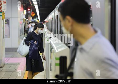 200614 -- TOKIO, 14. Juni 2020 -- Menschen, die Gesichtsmasken tragen, nehmen einen Zug in Tokio, Japan, 14. Juni 2020. Die Metropolregierung von Tokio bestätigte am Sonntag 47 neue Fälle von COVID-19-Infektionen, nur wenige Tage nachdem der Gouverneur von Tokio, Yuriko Koike, Tokio wegen der Pandemie aufhob, um allen Unternehmen die Wiederaufnahme zu ermöglichen. JAPAN-TOKIO-COVID-19-FÄLLE DuxXiaoyi PUBLICATIONxNOTxINxCHN Stockfoto