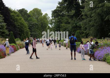 200614 -- LONDON, 14. Juni 2020 Xinhua -- Menschen besuchen Kew Gardens in London, Großbritannien, am 14. Juni 2020. Die Kew Gardens, ein UNESCO-Weltkulturerbe in London, wurden vor kurzem wieder für die Öffentlichkeit geöffnet, nachdem sie aufgrund der COVID-19-Pandemie geschlossen wurden, aber es gibt immer noch Richtlinien zur sozialen Distanzierung und die Anzahl der Besucher ist begrenzt, da der Eintritt nur durch vorab gebuchte Tickets erfolgt. Foto von Tim Ireland/Xinhua BRITAIN-LONDON-COVID-19-KEW GARDENS-REOPENING PUBLICATIONxNOTxINxCHN Stockfoto