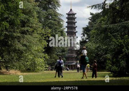 200614 -- LONDON, 14. Juni 2020 Xinhua -- Menschen besuchen Kew Gardens in London, Großbritannien, am 14. Juni 2020. Die Kew Gardens, ein UNESCO-Weltkulturerbe in London, wurden vor kurzem wieder für die Öffentlichkeit geöffnet, nachdem sie aufgrund der COVID-19-Pandemie geschlossen wurden, aber es gibt immer noch Richtlinien zur sozialen Distanzierung und die Anzahl der Besucher ist begrenzt, da der Eintritt nur durch vorab gebuchte Tickets erfolgt. Foto von Tim Ireland/Xinhua BRITAIN-LONDON-COVID-19-KEW GARDENS-REOPENING PUBLICATIONxNOTxINxCHN Stockfoto