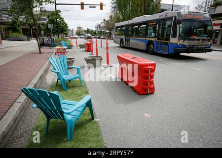 200615 -- VANCOUVER, 15. Juni 2020 Xinhua -- Stühle werden auf einer Terrasse am Straßenrand in North Vancouver, British Columbia, Kanada, 14. Juni 2020 aufgestellt. Die Kommunalverwaltungen in Metro Vancouver nutzen Straßen in der Region um, indem sie die Fahrspuren auf offene Terrassen am Straßenrand reduzieren, was Fußgängern sicherere Bewegungsfreiheit und räumliche Distanzierung bietet und Unternehmen bei den schwierigen wirtschaftlichen Herausforderungen unterstützt. Foto von Liang Sen/Xinhua CANADA-VANCOUVER-COVID-19-ROADSIDE PATIOS PUBLICATIONxNOTxINxCHN Stockfoto