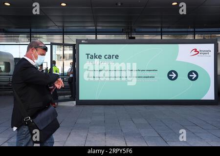 200615 -- BRÜSSEL, 15. Juni 2020 -- Ein Passagier kommt am Flughafen Brüssel für einen Flug in Zaventem, Belgien, am 15. Juni 2020 an. Nach drei Monaten Isolation öffnete Belgien am Montag seine Grenze wieder zu anderen EU-Mitgliedstaaten, nicht-EU-Schengen-Ländern - Schweiz, Liechtenstein, Island und Norwegen - sowie Großbritannien. BELGIEN-BRÜSSEL-FLUGHAFEN-GRENZE-WIEDERERÖFFNUNG ZhengxHuansong PUBLICATIONxNOTxINxCHN Stockfoto