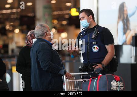 200615 -- BRÜSSEL, 15. Juni 2020 -- Ein Sicherheitspersonal spricht mit Passagieren auf dem Brüsseler Flughafen in Zaventem, Belgien, 15. Juni 2020. Nach drei Monaten Isolation öffnete Belgien am Montag seine Grenze wieder zu anderen EU-Mitgliedstaaten, nicht-EU-Schengen-Ländern - Schweiz, Liechtenstein, Island und Norwegen - sowie Großbritannien. BELGIEN-BRÜSSEL-FLUGHAFEN-GRENZE-WIEDERERÖFFNUNG ZhengxHuansong PUBLICATIONxNOTxINxCHN Stockfoto