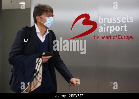 200615 -- BRÜSSEL, 15. Juni 2020 -- Ein Passagier geht in die Ankunftshalle am Brüsseler Flughafen in Zaventem, Belgien, 15. Juni 2020. Nach drei Monaten Isolation öffnete Belgien am Montag seine Grenze wieder zu anderen EU-Mitgliedstaaten, nicht-EU-Schengen-Ländern - Schweiz, Liechtenstein, Island und Norwegen - sowie Großbritannien. BELGIEN-BRÜSSEL-FLUGHAFEN-GRENZE-WIEDERERÖFFNUNG ZhengxHuansong PUBLICATIONxNOTxINxCHN Stockfoto