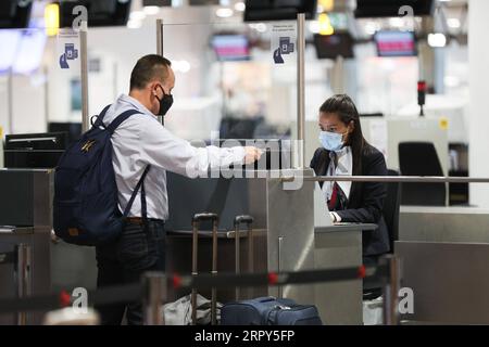 200615 -- BRÜSSEL, 15. Juni 2020 -- Ein Passagier durchläuft die Verfahren in der Abflughalle am Brüsseler Flughafen in Zaventem, Belgien, 15. Juni 2020. Nach drei Monaten Isolation öffnete Belgien am Montag seine Grenze wieder zu anderen EU-Mitgliedstaaten, nicht-EU-Schengen-Ländern - Schweiz, Liechtenstein, Island und Norwegen - sowie Großbritannien. BELGIEN-BRÜSSEL-FLUGHAFEN-GRENZE-WIEDERERÖFFNUNG ZhengxHuansong PUBLICATIONxNOTxINxCHN Stockfoto