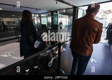 200615 -- BRÜSSEL, 15. Juni 2020 -- Passagiere passieren Wärmemelder am Brüsseler Flughafen in Zaventem, Belgien, 15. Juni 2020. Nach drei Monaten Isolation öffnete Belgien am Montag seine Grenze wieder zu anderen EU-Mitgliedstaaten, nicht-EU-Schengen-Ländern - Schweiz, Liechtenstein, Island und Norwegen - sowie Großbritannien. BELGIEN-BRÜSSEL-FLUGHAFEN-GRENZE-WIEDERERÖFFNUNG ZhengxHuansong PUBLICATIONxNOTxINxCHN Stockfoto