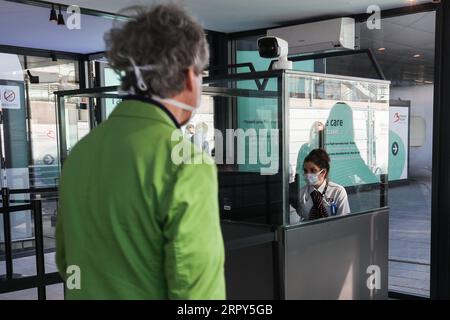 200615 -- BRÜSSEL, 15. Juni 2020 -- Ein Passagier durchquert den Wärmemelder am Brüsseler Flughafen in Zaventem, Belgien, 15. Juni 2020. Nach drei Monaten Isolation öffnete Belgien am Montag seine Grenze wieder zu anderen EU-Mitgliedstaaten, nicht-EU-Schengen-Ländern - Schweiz, Liechtenstein, Island und Norwegen - sowie Großbritannien. BELGIEN-BRÜSSEL-FLUGHAFEN-GRENZE-WIEDERERÖFFNUNG ZhengxHuansong PUBLICATIONxNOTxINxCHN Stockfoto