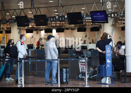 200615 -- BRÜSSEL, 15. Juni 2020 -- Passagiere durchlaufen die Verfahren in der Abflughalle des Brüsseler Flughafens in Zaventem, Belgien, 15. Juni 2020. Nach drei Monaten Isolation öffnete Belgien am Montag seine Grenze wieder zu anderen EU-Mitgliedstaaten, nicht-EU-Schengen-Ländern - Schweiz, Liechtenstein, Island und Norwegen - sowie Großbritannien. BELGIEN-BRÜSSEL-FLUGHAFEN-GRENZE-WIEDERERÖFFNUNG ZhengxHuansong PUBLICATIONxNOTxINxCHN Stockfoto