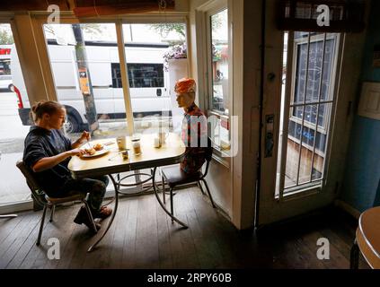 200615 -- VANCOUVER, 15. Juni 2020 Xinhua -- Eine Schaufensterpuppe wird verwendet, um einen Sitzplatz im Roundel Cafe zu blockieren, um den Gästen in Vancouver, British Columbia, Kanada, am 15. Juni 2020 genügend physische Distanz zu geben. Als Restaurants in Vancouver wieder unter Einhaltung der Gesundheitsschutzvorschriften eröffnet wurden, fand das Restaurant Roundel Cafe seinen Weg, indem es Schaufensterpuppen anstelle von abgesperrten Sitzen verwendete, um den Gästen zu helfen, körperliches Distanzieren zu üben. Foto von Liang Sen/Xinhua CANADA-VANCOUVER-COVID-19-RESTAURANT-PHYSICAL DISTANCE PUBLICATIONxNOTxINxCHN Stockfoto