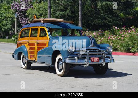 1948 Pontiac Silver Streak 8 Woodie Station Wagon, gezeigt in einem Wohngebiet an einem sonnigen Nachmittag. Stockfoto