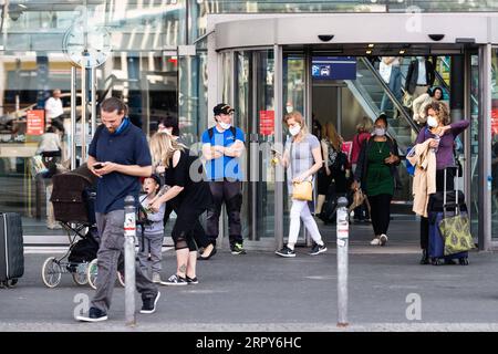 200617 -- BERLIN, 17. Juni 2020 Xinhua -- Passagiere werden vor dem Eingang zum Berliner Hauptbahnhof in Berlin, Hauptstadt von Deutschland, 15. Juni 2020 gesehen. Die deutsche Regierung hat am Montag ihre Reisewarnungen für die EU-Mitglieder, die mit Schengen assoziierten staaten und Großbritannien mit Ausnahme von Spanien, Finnland, Norwegen und Schweden aufgehoben. Die Warnungen wurden durch individuelle Reisehinweise ersetzt. Foto von Binh Truong/Xinhua GERMANY-BERLIN-COVID-19-REISE-WARNUNGEN-LIFTING PUBLICATIONxNOTxINxCHN Stockfoto