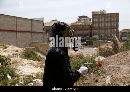 200617 -- PEKING, 17. Juni 2020 -- Ein Arbeiter, der Schutzausrüstung trägt, desinfiziert ein Gebiet, das als Vorsichtsmaßnahme gesperrt ist, um die Ausbreitung von COVID-19 in Sanaa, Jemen, zu bekämpfen, 16. Juni 2020. Foto von /Xinhua XINHUA FOTOS DES TAGES MohammedxMohammed PUBLICATIONxNOTxINxCHN Stockfoto