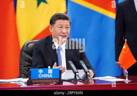 200617 -- PEKING, 17. Juni 2020 -- der chinesische Präsident Xi Jinping leitet den außerordentlichen China-Afrika-Gipfel zur Solidarität gegen COVID-19 und hält eine Grundsatzrede auf dem Gipfel in Peking, der Hauptstadt Chinas, am 17. Juni 2020. Das Gipfeltreffen, das über Videolink abgehalten wurde, wurde gemeinsam von China, Südafrika, dem rotierenden Vorsitz der AU der Afrikanischen Union, und Senegal, dem Ko-Vorsitzenden des Forums für Zusammenarbeit zwischen China und Afrika, vorgeschlagen. CHINA-PEKING-XI JINPING-AUSSERORDENTLICHER CHINA-AFRIKA-GIPFEL CN JUXPENG PUBLICATIONXNOTXINXCHN Stockfoto