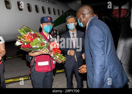 200617 -- PEKING, 17. Juni 2020 -- Ein chinesisches medizinisches Teammitglied wird bei ihrer Ankunft in Abidjan, Cote d Ivoire, am 30. April 2020 begrüßt. ZU DEN SCHLAGZEILEN VON XINHUA VOM 17. JUNI 2020 AUSSERORDENTLICHER CHINA-AFRIKA-GIPFEL, COVID-19-SOLIDARITÄT ZHENGXYANGZI PUBLICATIONXNOTXINXCHN Stockfoto