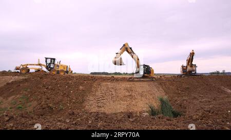 200617 -- LAJKOVAC SERBIEN, 17. Juni 2020 Xinhua -- Maschinen von Shandong High-Speed arbeiten auf der Baustelle einer neuen Schnellstraße in der Nähe der Stadt Lajkovac, Serbien, am 17. Juni 2020. Das chinesische Bauunternehmen Shandong Hi-Speed begann am Mittwoch mit dem Bau einer Schnellstraße in Westserbien bei einem Spatenstich, an dem der serbische Präsident Aleksandar Vucic teilnahm. Foto von Nemanja Cabric/Xinhua SERBIEN-LAJKOVAC-CHINESISCHE FIRMA-EXPRESSWAY-SPATENSTICH PUBLICATIONxNOTxINxCHN Stockfoto