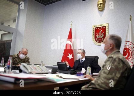 200617 -- ANKARA, 17. Juni 2020 -- der türkische Verteidigungsminister Hulusi Akar C nimmt am 17. Juni 2020 an einem Treffen mit anderen Kommandeuren im Army Command Control Center in Ankara, Türkei, Teil. Die Türkei hat die Operation Klauentiger im Nordirak mit ihren Kommandoeinheiten, die von Luftelementen unterstützt werden, gestartet, teilte das türkische Verteidigungsministerium am Mittwoch mit. TÜRKEI-ANKARA-OPERATION CLAW-TIGER-NORDIRAK-START XINHUA PUBLICATIONXNOTXINXCHN Stockfoto