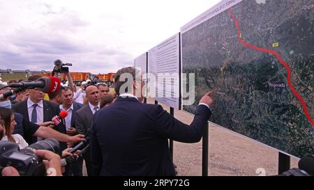 200617 -- LAJKOVAC SERBIEN, 17. Juni 2020 Xinhua -- der serbische Präsident Aleksandar Vucic führt am 17. Juni 2020 auf der Baustelle einer neuen Schnellstraße in der Nähe der Stadt Lajkovac in Serbien durch. Das chinesische Bauunternehmen Shandong Hi-Speed begann am Mittwoch mit dem Bau einer Schnellstraße in Westserbien bei einem Spatenstich, an dem der serbische Präsident Aleksandar Vucic teilnahm. Foto von Nemanja Cabric/Xinhua SERBIEN-LAJKOVAC-CHINESISCHE FIRMA-EXPRESSWAY-SPATENSTICH PUBLICATIONxNOTxINxCHN Stockfoto