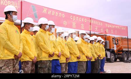 200617 -- LAJKOVAC SERBIEN, 17. Juni 2020 Xinhua -- chinesische Bauarbeiter nehmen am 17. Juni 2020 am Spatenstich für eine neue Schnellstraße in der Nähe der Stadt Lajkovac, Serbien, Teil. Das chinesische Bauunternehmen Shandong Hi-Speed begann am Mittwoch mit dem Bau einer Schnellstraße in Westserbien bei einem Spatenstich, an dem der serbische Präsident Aleksandar Vucic teilnahm. Foto von Nemanja Cabric/Xinhua SERBIEN-LAJKOVAC-CHINESISCHE FIRMA-EXPRESSWAY-SPATENSTICH PUBLICATIONxNOTxINxCHN Stockfoto