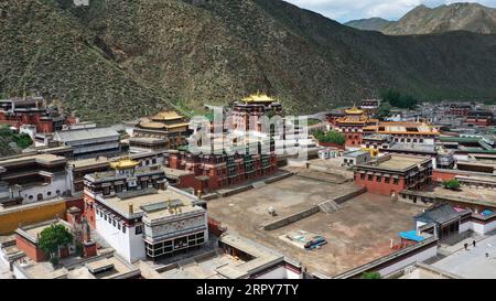 200619 -- XIAHE, 19. Juni 2020 -- Luftaufnahme aufgenommen am 18. Juni 2020 zeigt einen Blick auf das Labrang Kloster im Xiahe County, nordwestchinesische Provinz Gansu. Nach fast acht Jahren ist die Renovierung des Labrang-Klosters in der nordwestchinesischen Provinz Gansu fast abgeschlossen, wobei der Hauptteil und die Fresken von 14 Buddha-Hallen restauriert wurden, sagten die lokalen Behörden am Donnerstag. Das Labrang-Kloster befindet sich im Xiahe County in der tibetischen autonomen Präfektur Gannan und wurde 1709 erbaut und ist seit 1982 ein bedeutender nationaler Kulturschutz. CHINA-GANSU-LABRANG KLOSTER-RENOVIERUNG CN CHENX Stockfoto