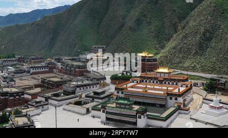 200619 -- XIAHE, 19. Juni 2020 -- Luftaufnahme aufgenommen am 18. Juni 2020 zeigt einen Blick auf das Labrang Kloster im Xiahe County, nordwestchinesische Provinz Gansu. Nach fast acht Jahren ist die Renovierung des Labrang-Klosters in der nordwestchinesischen Provinz Gansu fast abgeschlossen, wobei der Hauptteil und die Fresken von 14 Buddha-Hallen restauriert wurden, sagten die lokalen Behörden am Donnerstag. Das Labrang-Kloster befindet sich im Xiahe County in der tibetischen autonomen Präfektur Gannan und wurde 1709 erbaut und ist seit 1982 ein bedeutender nationaler Kulturschutz. CHINA-GANSU-LABRANG KLOSTER-RENOVIERUNG CN CHENX Stockfoto