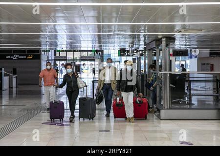 200619 -- BARCELONA, 19. Juni 2020 Xinhua -- Passagiere betreten den Bahnhof Sants während der COVID-19-Pandemie in Barcelona, Spanien, am 19. Juni 2020. Rathaus von Barcelona/Handout Via Xinhua SPAIN-BARCELONA-COVID-19-DAILY LIFE PUBLICATIONxNOTxINxCHN Stockfoto