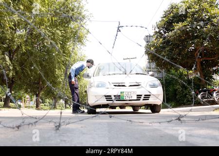 200619 -- ISLAMABAD, 19. Juni 2020 -- Ein Polizeibeamter stoppt Ein Auto in der Nähe einer versiegelten Straße in einem Wohnsektor, nachdem einige Menschen am 19. Juni 2020 in Islamabad, der Hauptstadt Pakistans, positiv auf COVID-19 getestet wurden. Die pakistanische Regierung begann ab dem 9. Mai mit der Lockdown, um den Einfluss auf die Arbeiterklasse und die Armen im Land abzumildern. Die WHO erklärte, dass nach der Lockerung der Lockdown-Regelung die Rate der Ausbreitung von COVID-19 in Pakistan gestiegen sei, und fügte hinzu, dass das Land keine Voraussetzung für die Aufhebung der Lockdown-Beschränkungen erfülle, so die Berichte. PAKISTAN-ISLA Stockfoto