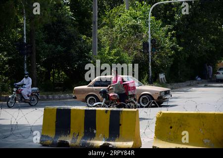 200619 -- ISLAMABAD, 19. Juni 2020 -- Ein Fahrzeug kehrt in der Nähe einer versiegelten Straße in einem Wohnsektor zurück, nachdem einige Menschen am 19. Juni 2020 in Islamabad, der Hauptstadt Pakistans, positiv auf COVID-19 getestet wurden. Die pakistanische Regierung begann ab dem 9. Mai mit der Lockdown, um den Einfluss auf die Arbeiterklasse und die Armen im Land abzumildern. Die WHO erklärte, dass nach der Lockerung der Lockdown-Regelung die Rate der Ausbreitung von COVID-19 in Pakistan gestiegen sei, und fügte hinzu, dass das Land keine Voraussetzung für die Aufhebung der Lockdown-Beschränkungen erfülle, so die Berichte. PAKISTAN-ISLAMABAD-CO Stockfoto